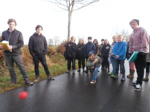 Die beiden Sieger-Teams aus Schaalby und Tolk beim letzten Wurf ins Ziel.